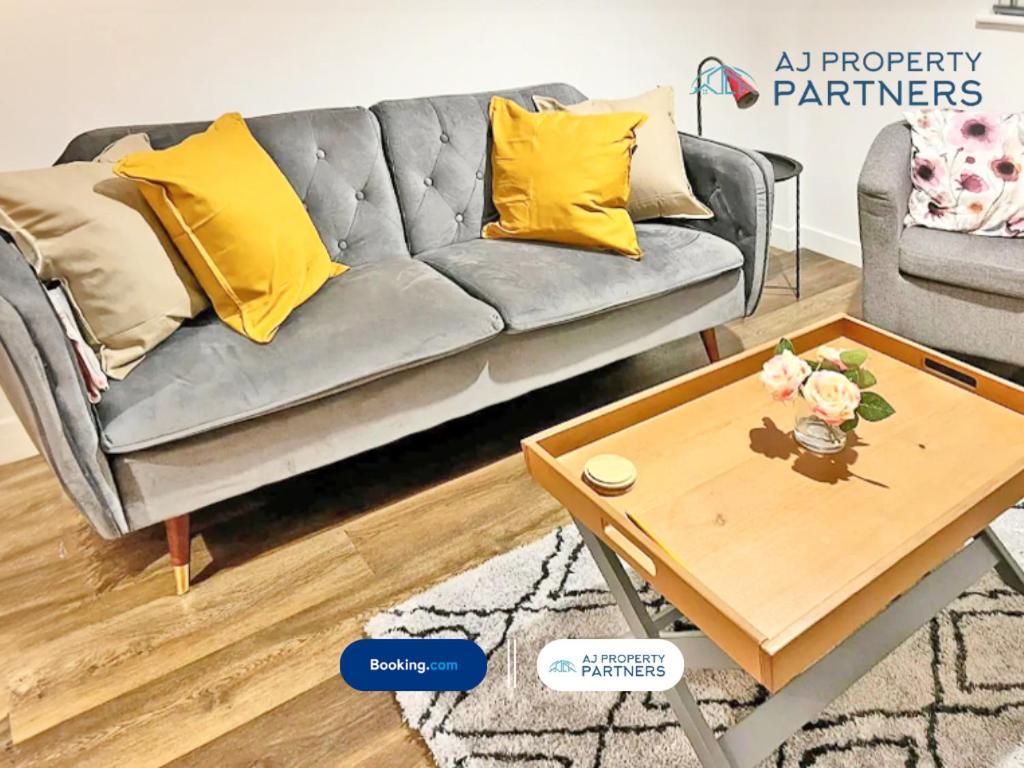 Premium Offer L Last-Minute Escape L Aj Properties L High Street Cheltenham L Parking L Ideal For Short Or Long Stays - Town Centre Apartment, 4 Beds, 1 Bathroom Ngoại thất bức ảnh
