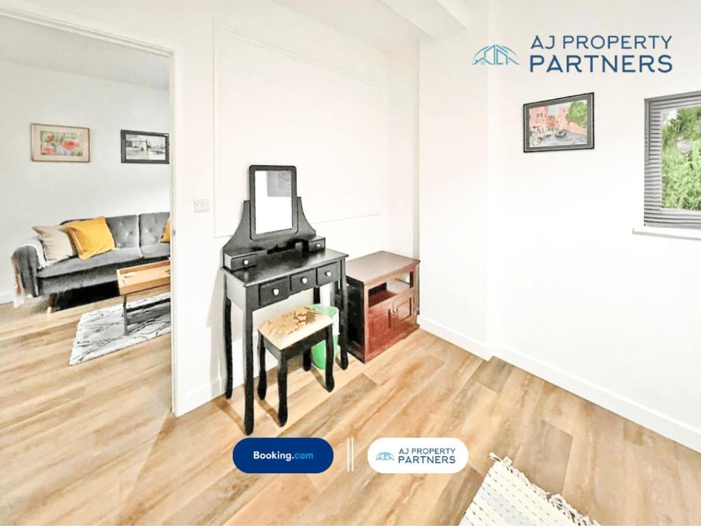 Premium Offer L Last-Minute Escape L Aj Properties L High Street Cheltenham L Parking L Ideal For Short Or Long Stays - Town Centre Apartment, 4 Beds, 1 Bathroom Ngoại thất bức ảnh