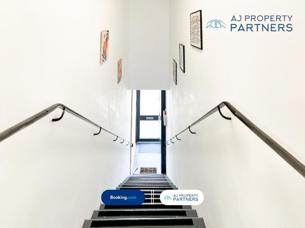 Premium Offer L Last-Minute Escape L Aj Properties L High Street Cheltenham L Parking L Ideal For Short Or Long Stays - Town Centre Apartment, 4 Beds, 1 Bathroom Ngoại thất bức ảnh