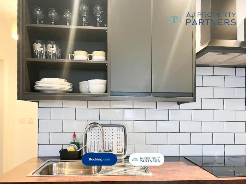 Premium Offer L Last-Minute Escape L Aj Properties L High Street Cheltenham L Parking L Ideal For Short Or Long Stays - Town Centre Apartment, 4 Beds, 1 Bathroom Ngoại thất bức ảnh